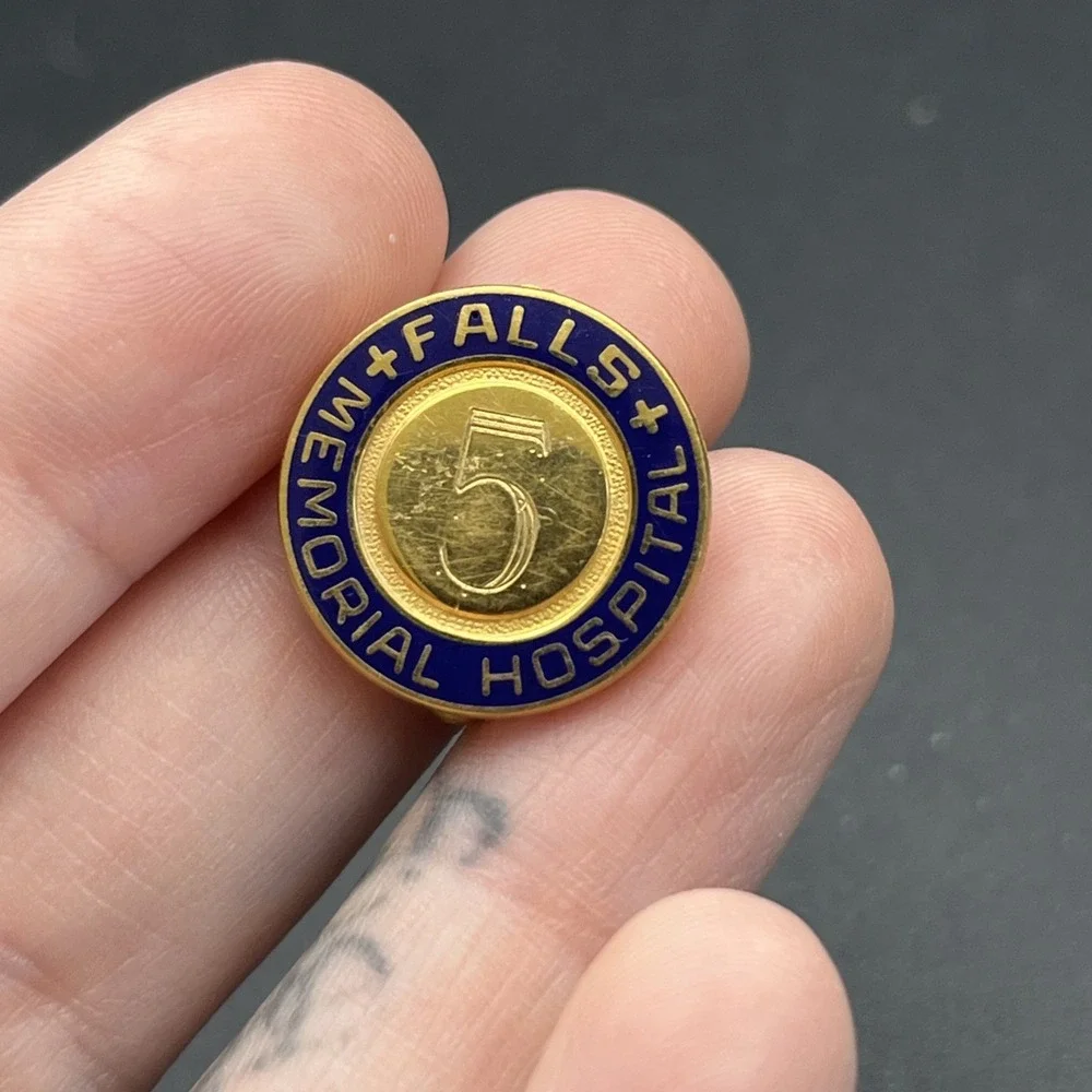 Falls Memorial Hospital 5 Years‎ Of Service Employee Award Lapel Hat Pin
